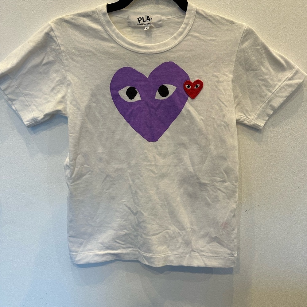 Comme des Garçons Play white t-shirt with purple red heart Size S